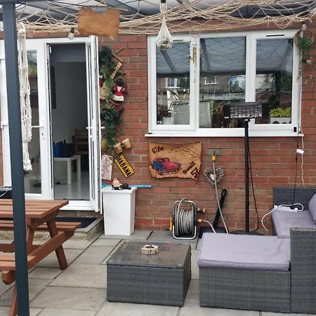 Spacious 2 Bedroom House With Garden Edmonton Exterior photo