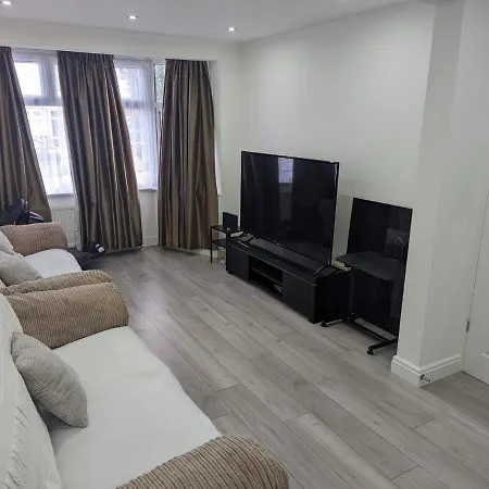 Spacious 2 Bedroom House With Garden Edmonton Exterior photo