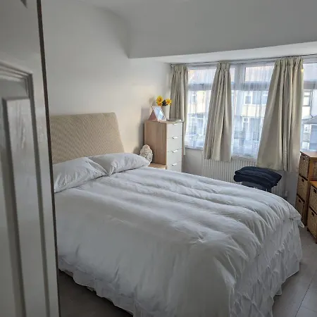 Spacious 2 Bedroom House With Garden Edmonton Exterior photo