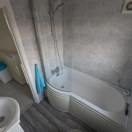 Spacious 2 Bedroom House With Garden Edmonton Exterior photo