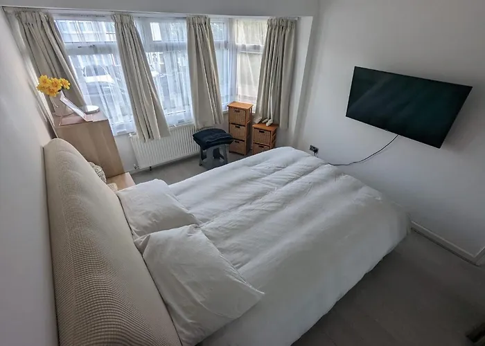 Spacious 2 Bedroom House With Garden