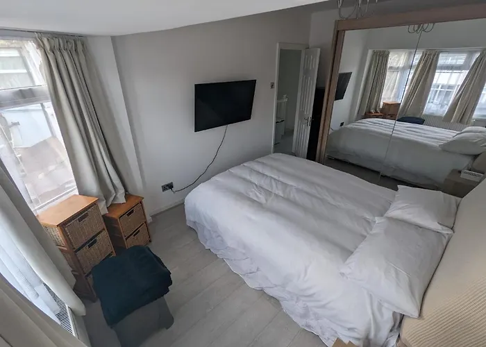 Spacious 2 Bedroom House With Garden