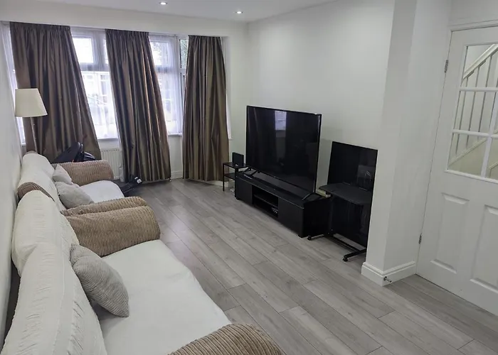 Spacious 2 Bedroom House With Garden