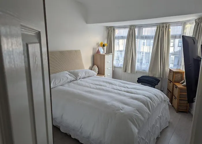 Spacious 2 Bedroom House With Garden