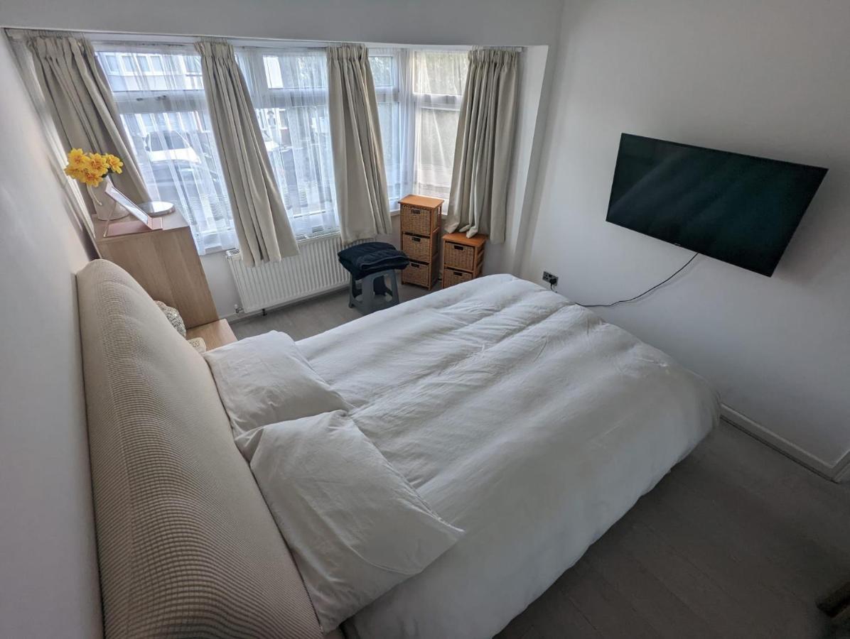 Spacious 2 Bedroom House With Garden Holiday home Edmonton