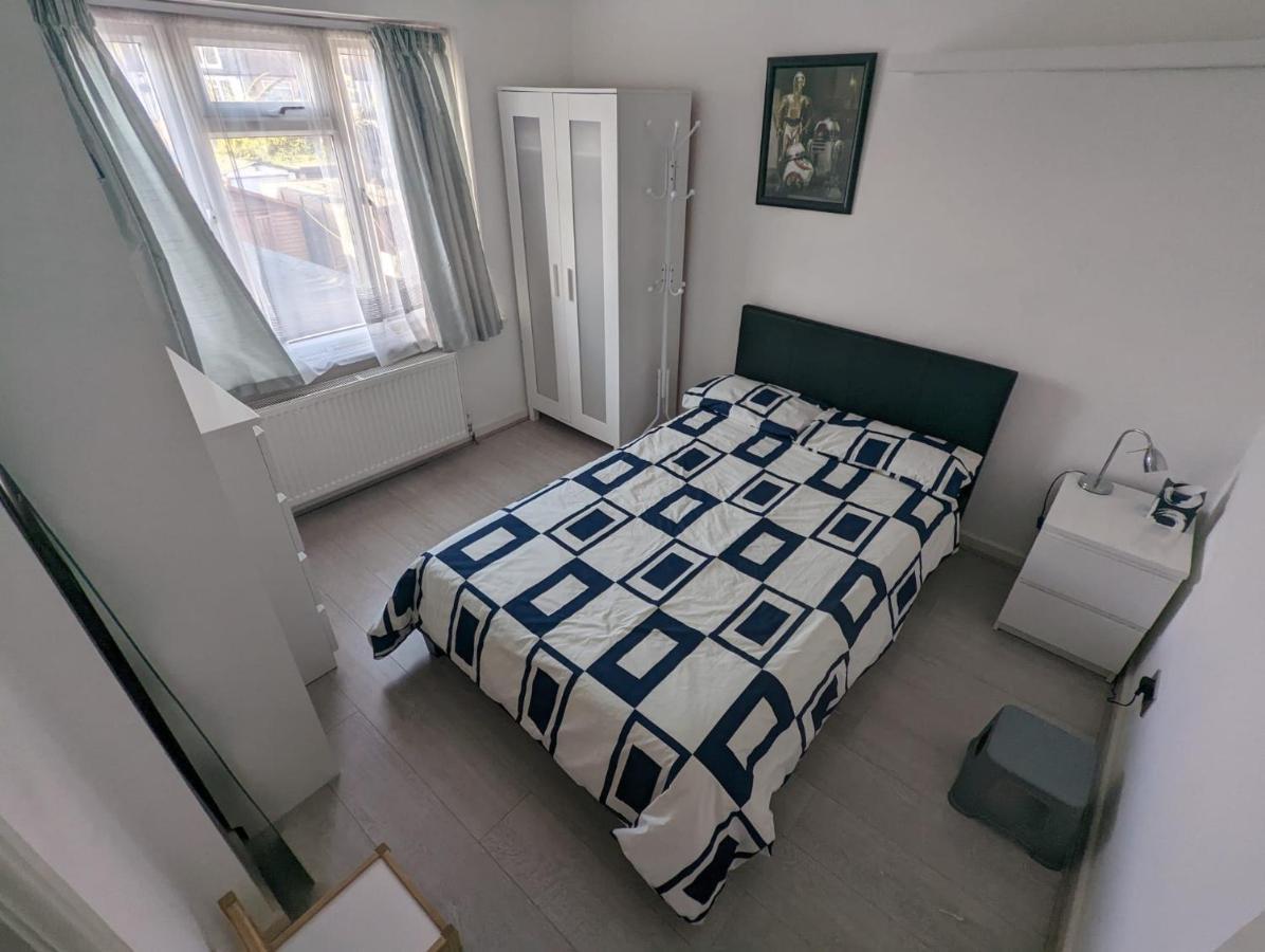 Spacious 2 Bedroom House With Garden *