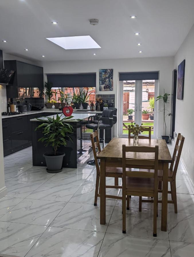 Spacious 2 Bedroom House With Garden * Edmonton