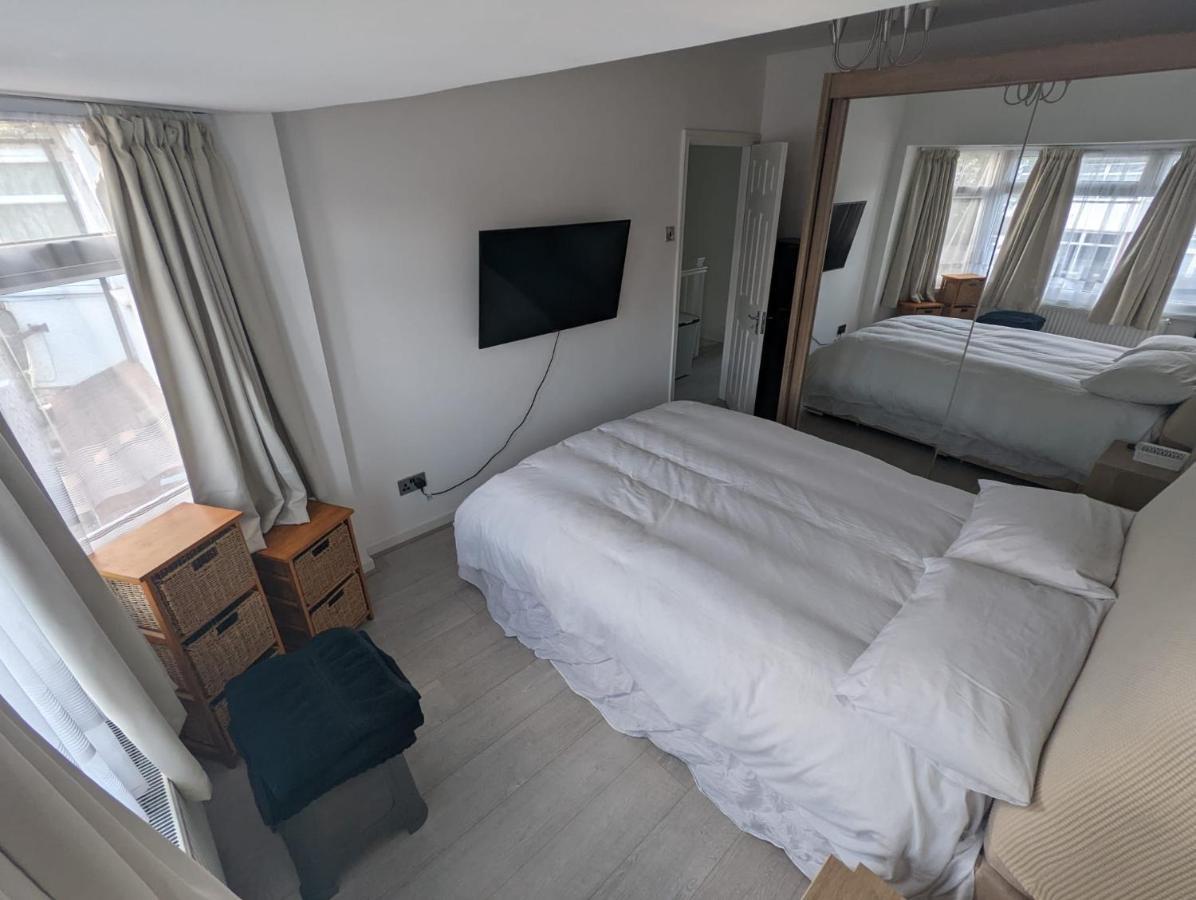Spacious 2 Bedroom House With Garden *