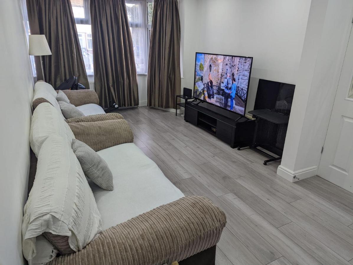 Spacious 2 Bedroom House With Garden *