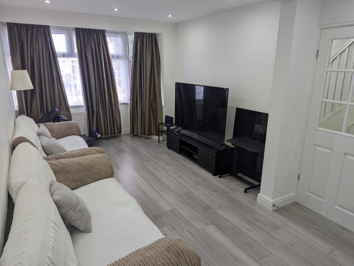 Spacious 2 Bedroom House With Garden Holiday home *