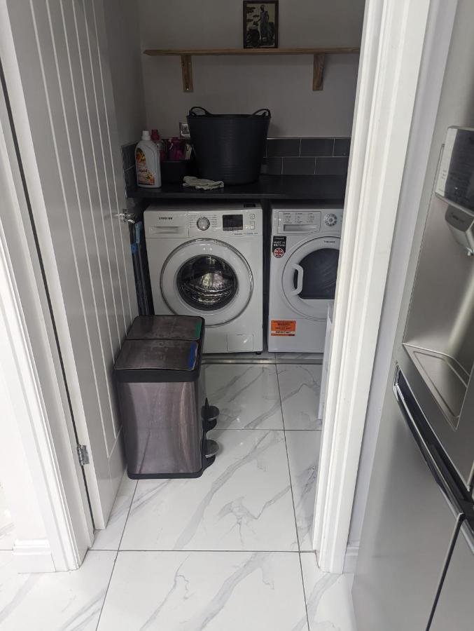 Spacious 2 Bedroom House With Garden Holiday home Edmonton