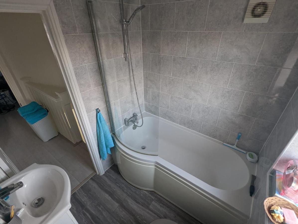 Spacious 2 Bedroom House With Garden Holiday home *